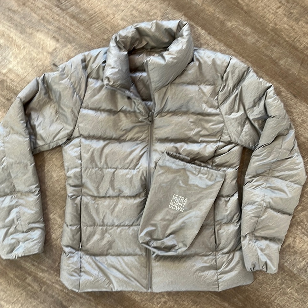 Woman’s puffer jacket .  Super light weight keeps really warm in super cold
